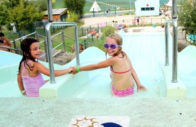 Pour les familles du genre sportif, le parc d attractions Cap DÃ©couverte Ã  Carmaux dans le Tarn offre des activitÃ©s pour tous les goÃ»ts et tous les Ã¢ges. Vous pourrez goÃ»ter Ã  des sensations fortes sur une tyrolienne gÃ©ante, faire de la luge sur rail et du ski en toutes saisons ou tout simplement vous baigner et profiter de la plage. Cap Découverte : un parc de loisirs sportifs à Carmaux
